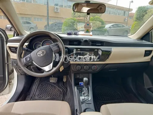 تويوتا كورولا 2015 أبيض مستعملة للبيع - 8