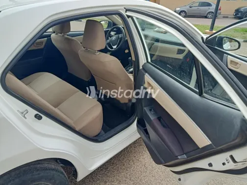 تويوتا كورولا 2015 أبيض مستعملة للبيع - 9