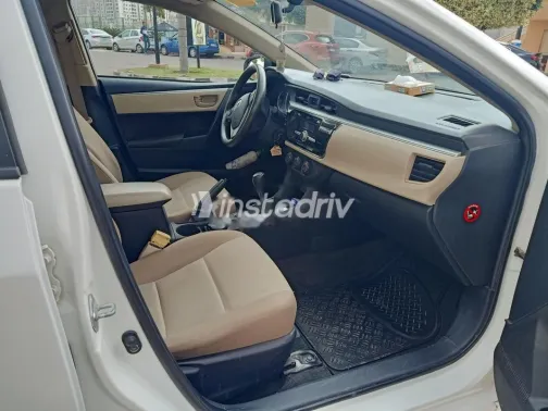 تويوتا كورولا 2015 أبيض مستعملة للبيع - 10