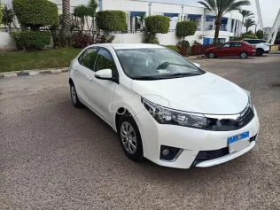 تويوتا كورولا 2015 أبيض مستعملة للبيع
