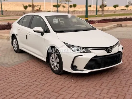 تويوتا كورولا 2021 أبيض مستعملة للبيع - 1