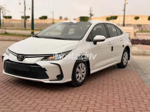 تويوتا كورولا 2021 أبيض مستعملة للبيع - 3