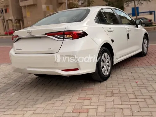تويوتا كورولا 2021 أبيض مستعملة للبيع - 6