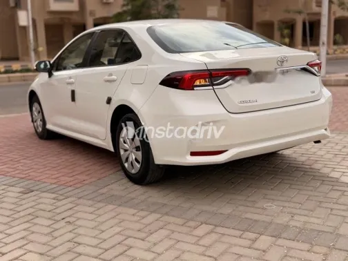 تويوتا كورولا 2021 أبيض مستعملة للبيع - 7