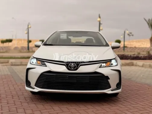 تويوتا كورولا 2021 أبيض مستعملة للبيع - 9