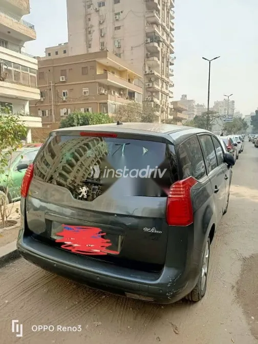 بيجو 5008 2014 رمادي مستعملة للبيع - 9