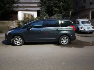 بيجو 5008 2014 رمادي مستعملة للبيع