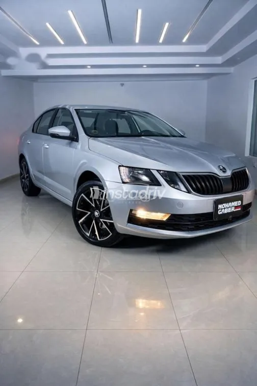 سكودا اوكتافيا 2018 فضي مستعملة للبيع - 1