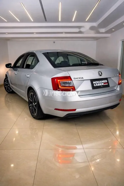 سكودا اوكتافيا 2018 فضي مستعملة للبيع - 4