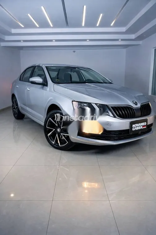 سكودا اوكتافيا 2018 فضي مستعملة للبيع - 2