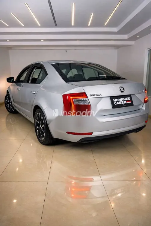 سكودا اوكتافيا 2018 فضي مستعملة للبيع - 5
