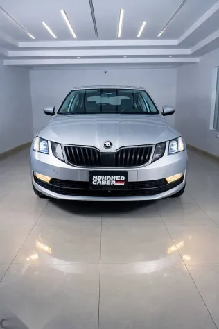 سكودا اوكتافيا 2018 فضي مستعملة للبيع
