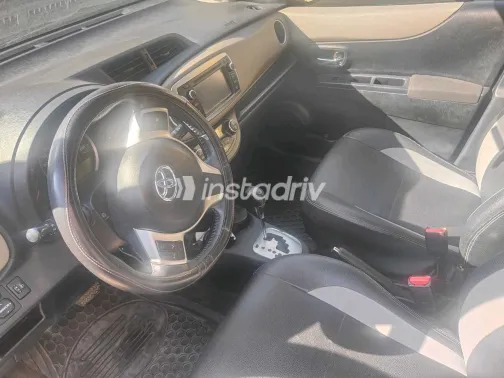 تويوتا ياريس 2013 أبيض مستعملة للبيع - 4