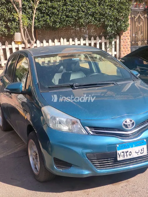 تويوتا ياريس 2013 أبيض مستعملة للبيع - 8