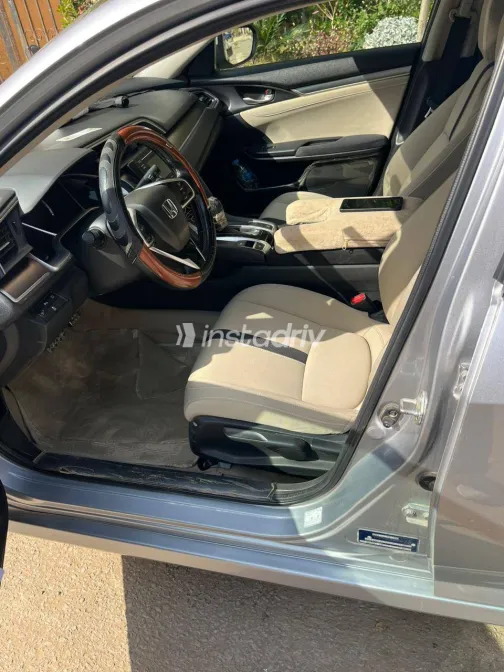 Honda Civic 2018 White Used for Sale - 1