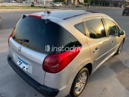بيجو 207 2011 فضي مستعملة للبيع - 3