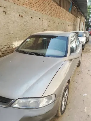 اوبل فيكترا 2000 فضي مستعملة للبيع