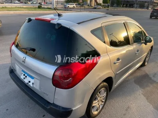 بيجو 207 2011 فضي مستعملة للبيع - 3