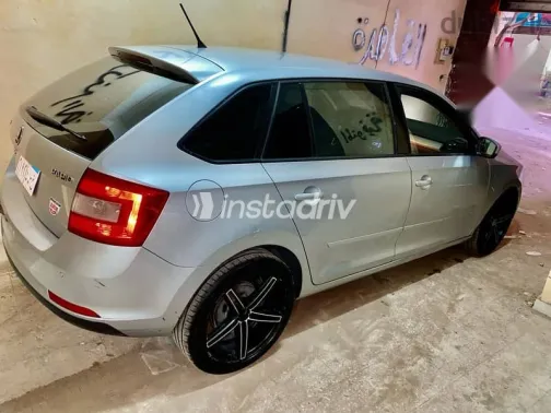 سكودا رابيد 2015 فضي مستعملة للبيع - 3