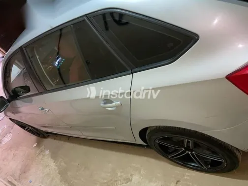 سكودا رابيد 2015 فضي مستعملة للبيع - 5