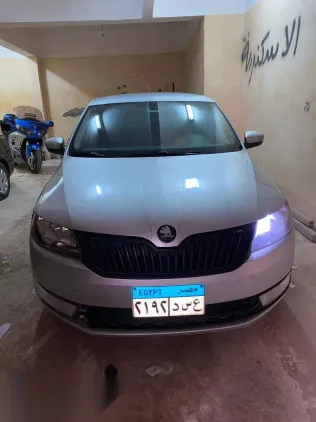 سكودا رابيد 2015 فضي مستعملة للبيع