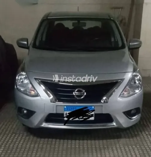 نيسان صنى 2023 فضي مستعملة للبيع - 1