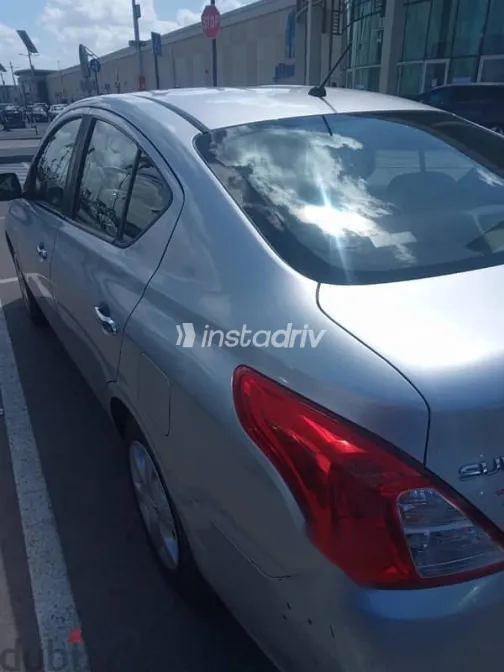 نيسان صنى 2023 فضي مستعملة للبيع - 2