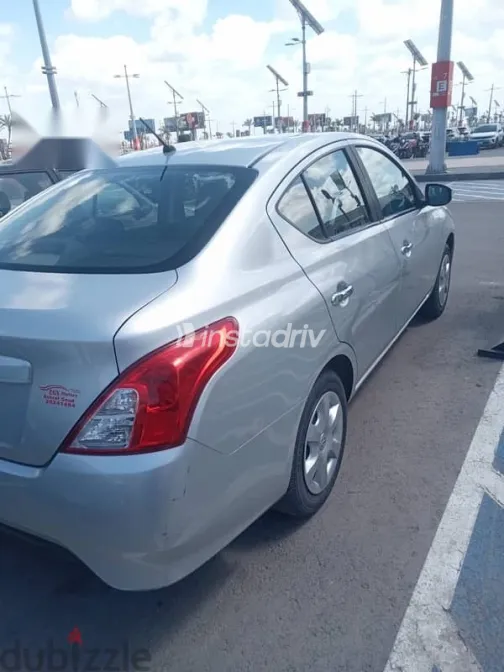 نيسان صنى 2023 فضي مستعملة للبيع - 3