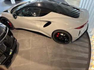 لوتس اميرا 2025 أبيض مستعملة للبيع