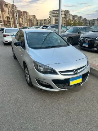 اوبل أسترا 2016 فضي مستعملة للبيع