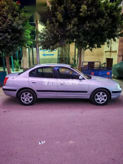 هيونداي إلنترا 2005 فضي مستعملة للبيع - 3