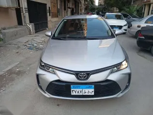 تويوتا كورولا 2022 فضي مستعملة للبيع
