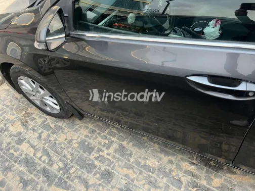 تويوتا كورولا 2015 بترولي مستعملة للبيع - 2