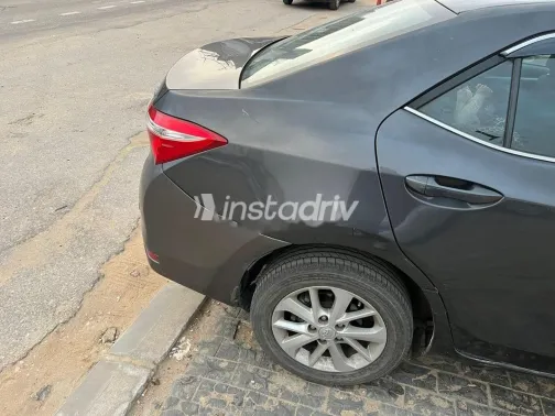 تويوتا كورولا 2015 بترولي مستعملة للبيع - 6