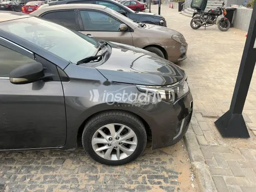 تويوتا كورولا 2015 بترولي مستعملة للبيع - 7