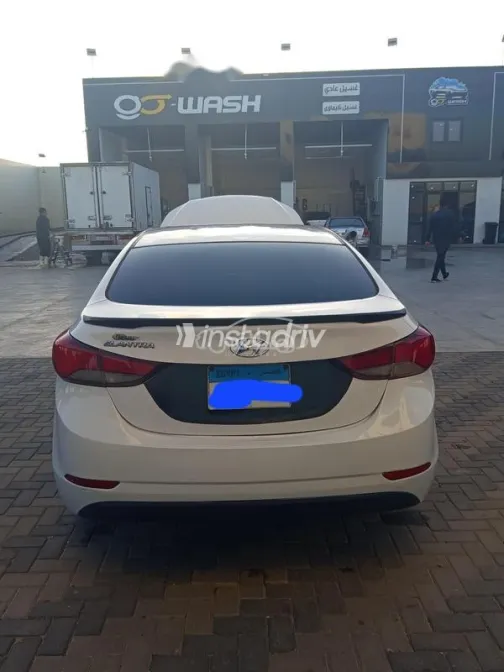 هيونداي إلنترا ام دى 2015 أبيض مستعملة للبيع - 7