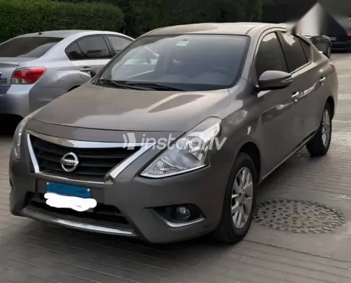 نيسان صنى 2022 ذهبي مستعملة للبيع - 1