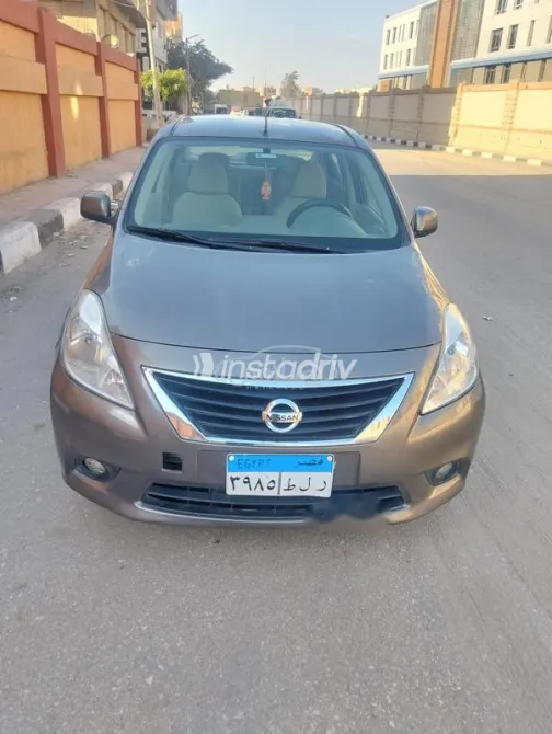 نيسان صنى 2013 برونزي مستعملة للبيع - 1