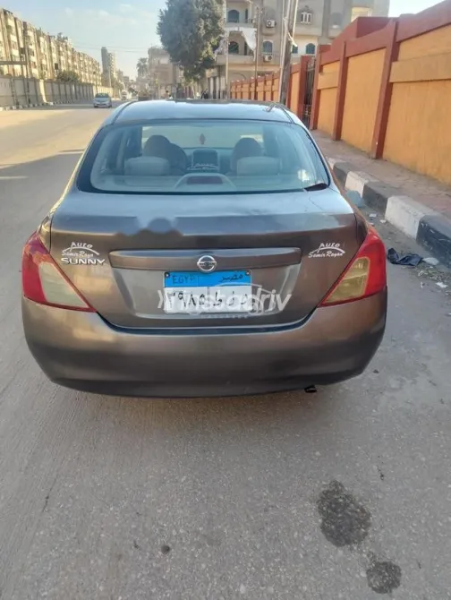 نيسان صنى 2013 برونزي مستعملة للبيع - 2