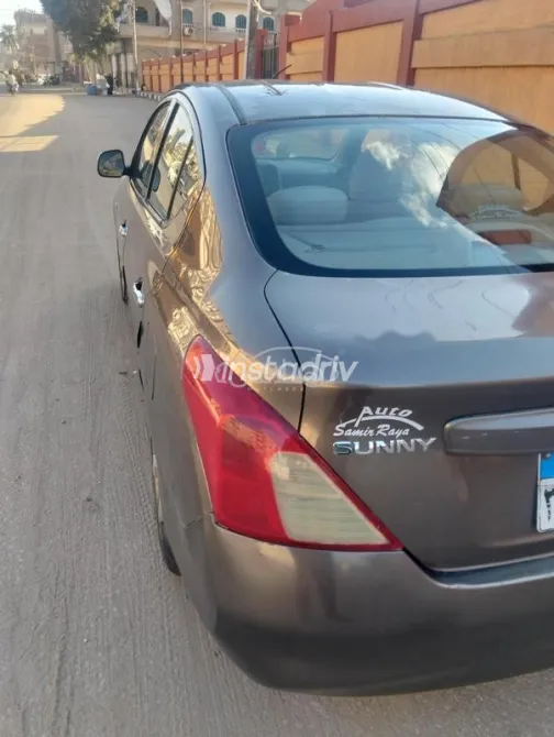 نيسان صنى 2013 برونزي مستعملة للبيع - 3