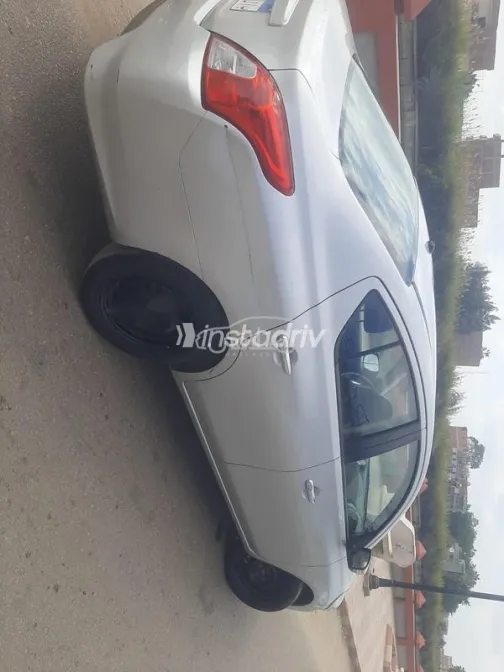 نيسان صنى 2022 أبيض مستعملة للبيع - 1