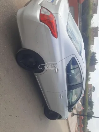 نيسان صنى 2022 أبيض مستعملة للبيع