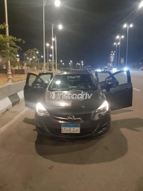 اوبل أسترا 2014 رمادي غامق مستعملة للبيع - 1