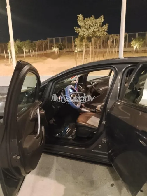 اوبل أسترا 2014 رمادي غامق مستعملة للبيع - 4