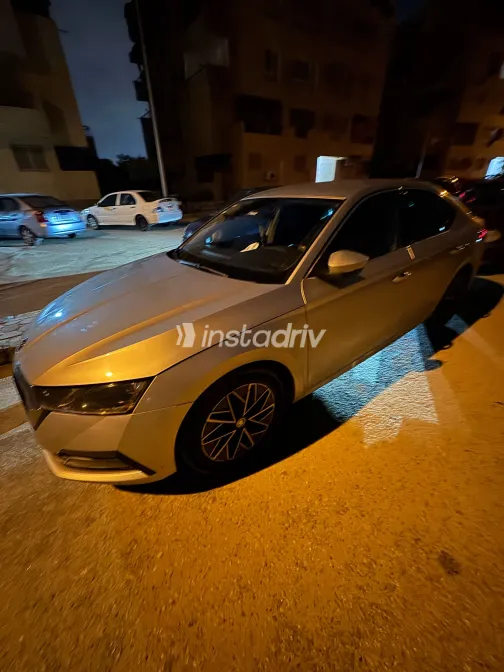 سكودا اوكتافيا A8 2022 أبيض مستعملة للبيع - 1