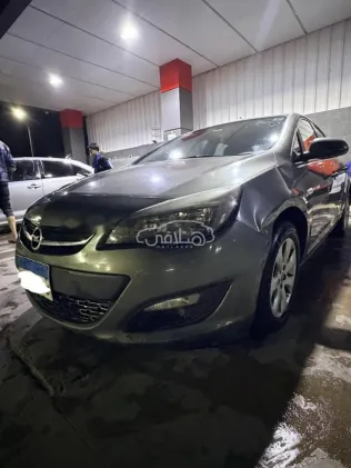 اوبل أسترا 2018 أبيض مستعملة للبيع