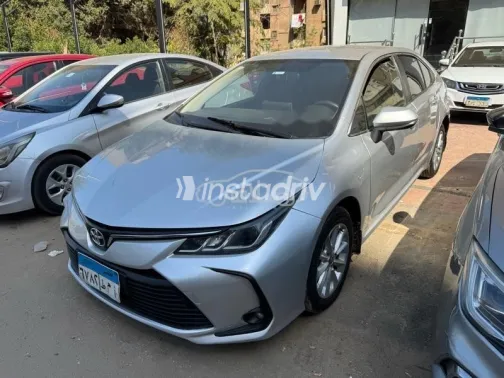 تويوتا كورولا 2021 فضي مستعملة للبيع - 2