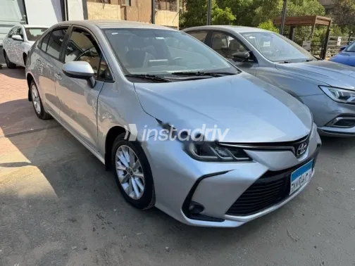 تويوتا كورولا 2021 فضي مستعملة للبيع - 3