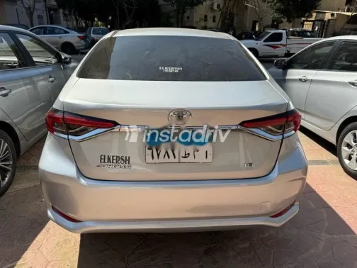 تويوتا كورولا 2021 فضي مستعملة للبيع - 4