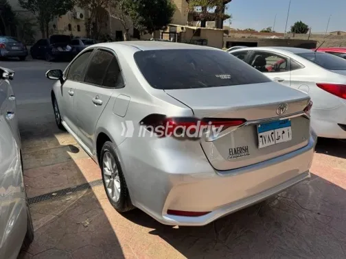 تويوتا كورولا 2021 فضي مستعملة للبيع - 5